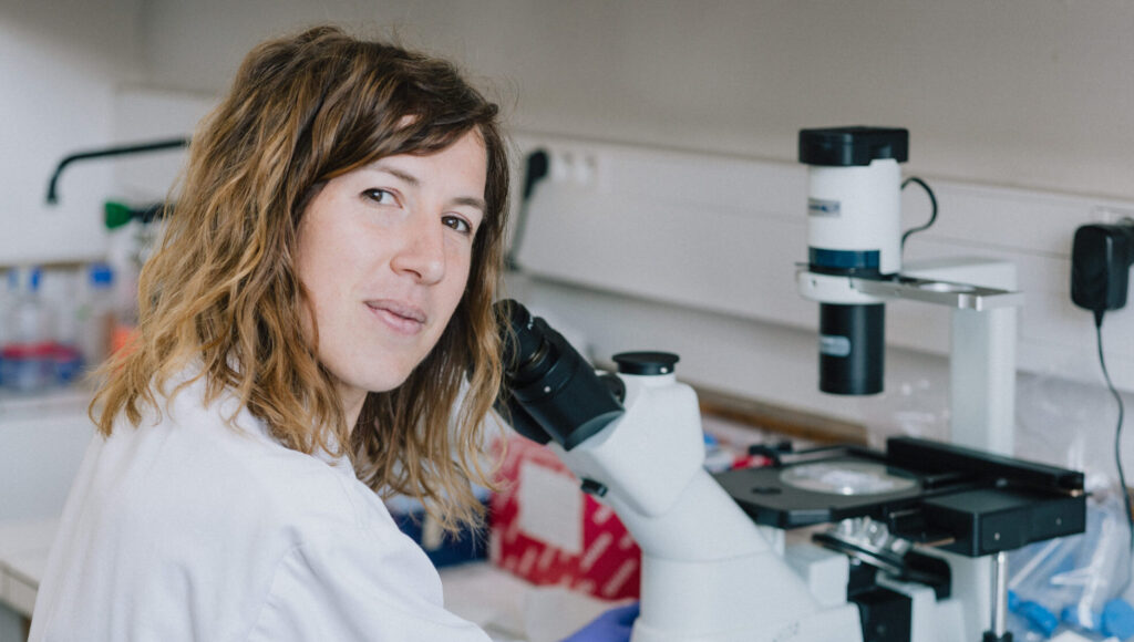 Portrait de Valéria Bisio, chargée de recherche dans l’équipe « Chimiokines, niches lymphoïdes et immunopathologie » de Karl Balabanian et Marion Espeli