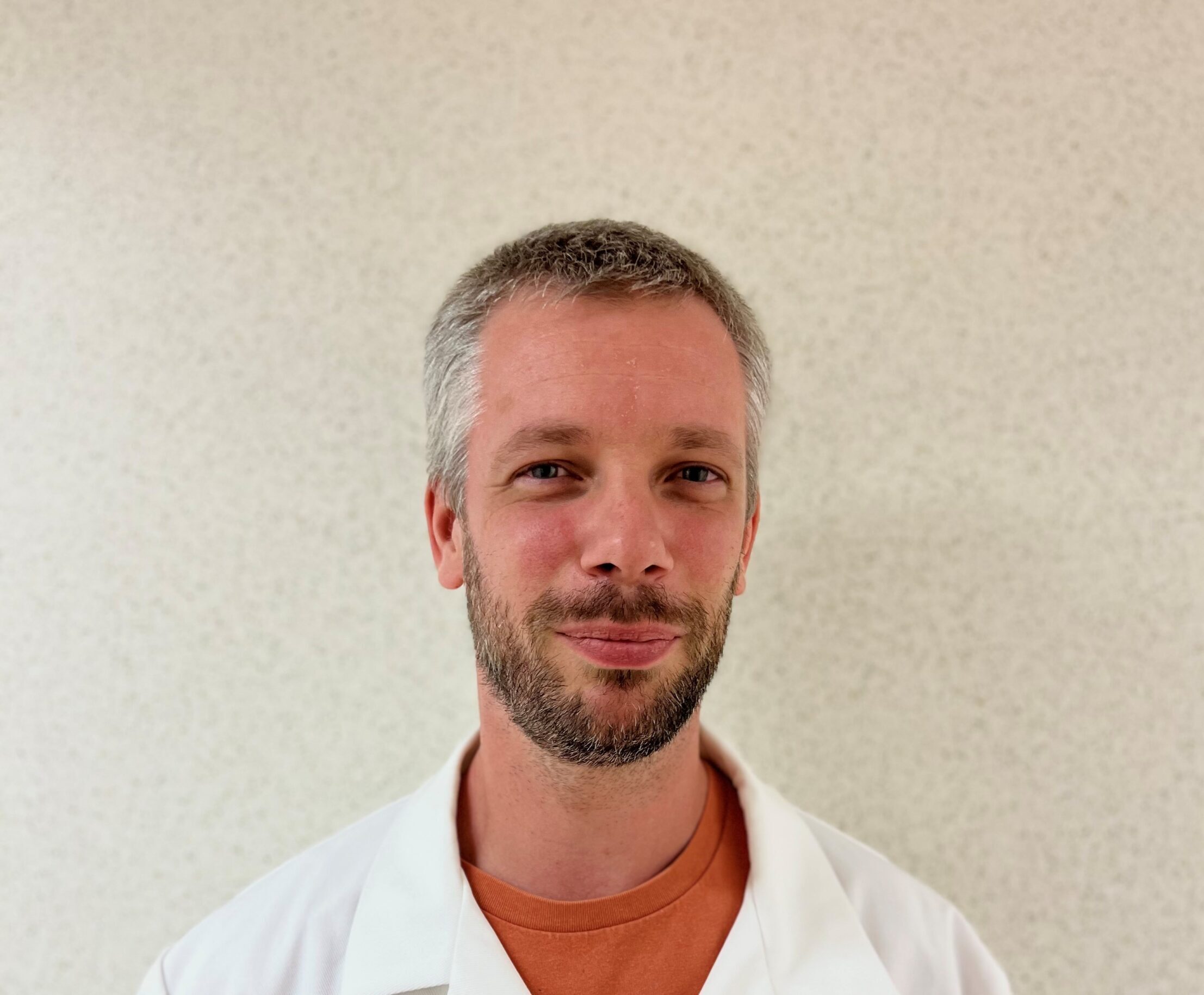 Portrait de Julien Calvo, chercheur dans l’équipe « Niche, Cancer et Radiations dans l’Hématopoïèse » de Françoise Pflumio